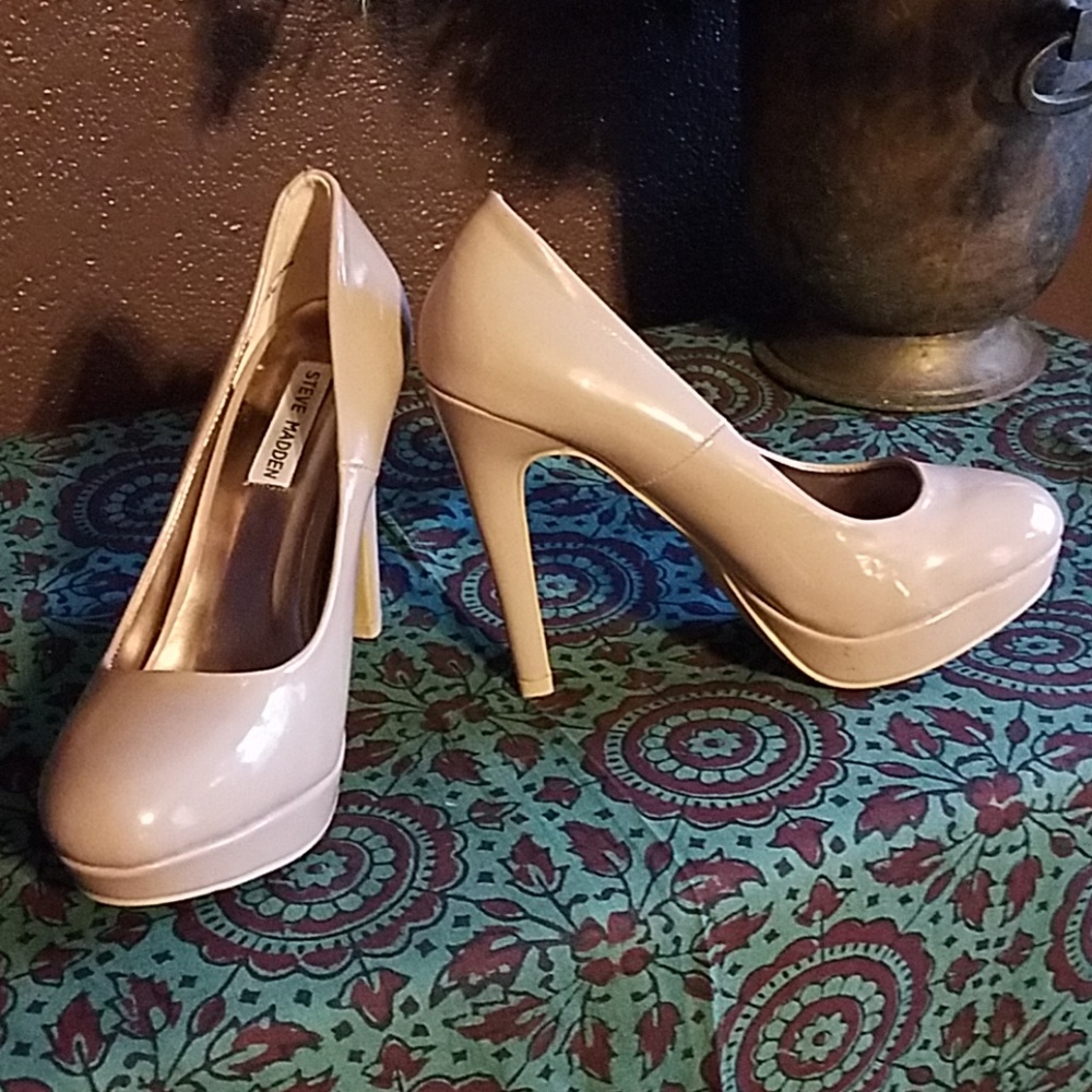 Beige high heel shoes sz 8 Steve Madden